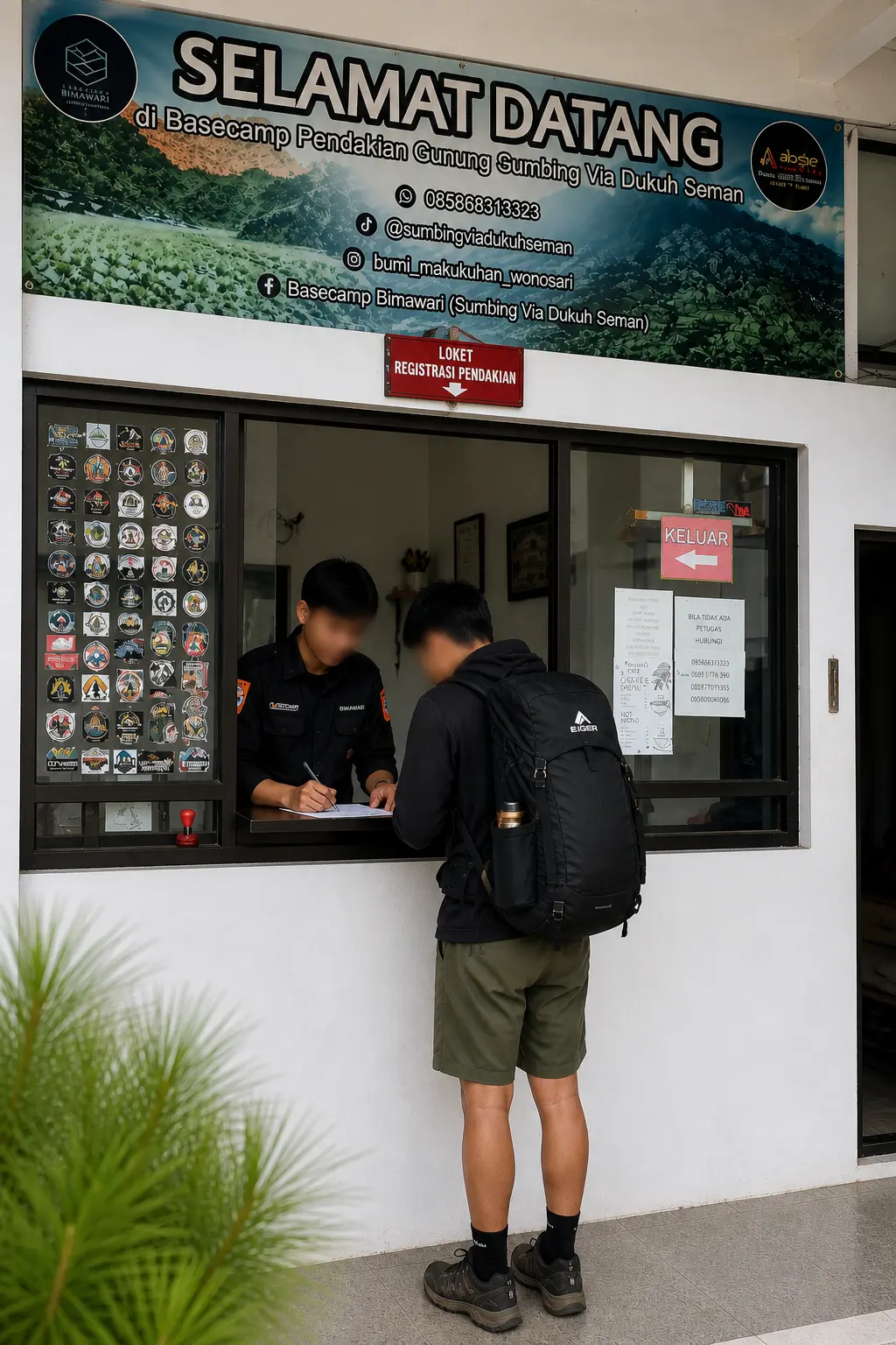 Registrasi pendakian di loket Basecamp Bimawari